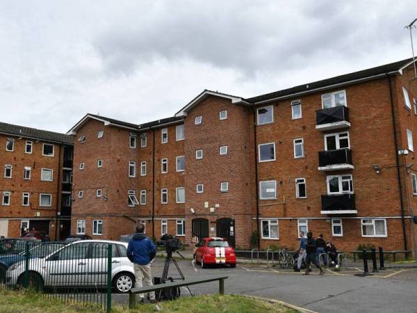 Sebuah apartmen di Reading, barat London dipercayai menjadi tempat tinggal suspek yang diserbu pihak berkuasa semalam. FOTO: AFP