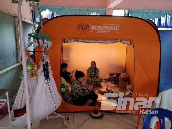 Pusat pemindahan sementara mangsa banjir di SK Kampung Sawah Pekan Nanas, Pontian.