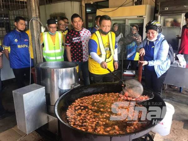 Tuanku Syed Faizuddin (empat dari kiri) berkenan menggoreng kerepek di pusat pemprosesan kerepek oleh Bangkit Kenari Enterprise.