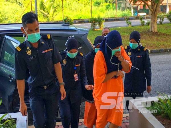 Dua wanita warga Thailand masing-masing didenda RM20,000 oleh Mahkamah Seksyen Pasir Mas atas tuduhan memiliki minyak petrol tanpa lesen.