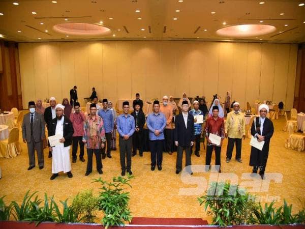 Menteri Besar bersama penerima sumbangan.