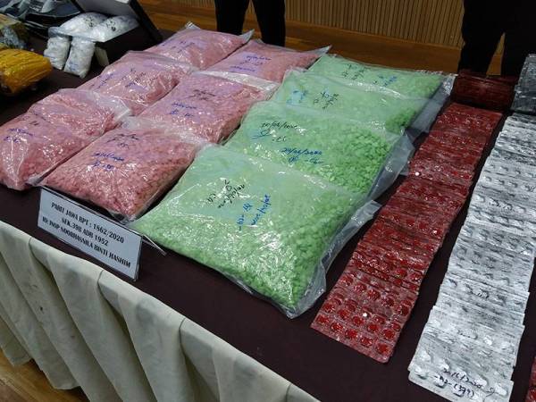 Pil eramin 5 dan ectasy yang dirampas dalam serbuan di Muar dan Johor Bahru pada Jumaat dan Sabtu lalu.