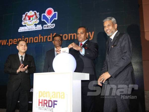 Saravanan (dua dari kanan) membuat gimik pelancaran Inisiatif Penjana pada majlis yang berlangsung di Kementerian Sumber Manusia, Putrajaya semalam. Turut serta Nelson (dua dari kiri). Foto ASRIL ASWANDI SHUKOR