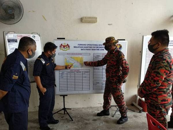 Anggota APMM dan bomba merangka operasi SAR bagi menyelamatkan seorang kru bot muatan kayu bakau yang jatuh ke laut di Tanjung Segenting, Batu Pahat hari ini.