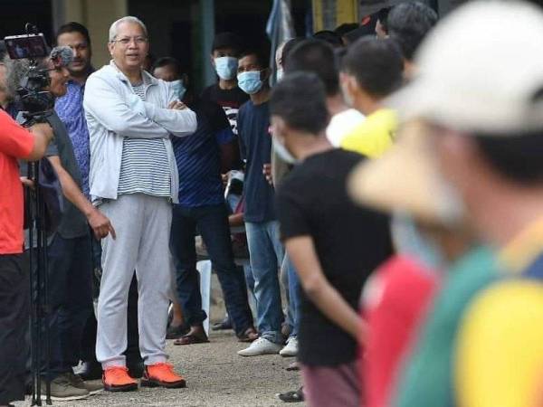 Annuar (dua dari kiri) melawat gelandangan yang menjalani kursus Latihan Pembangunan Sahsiah Diri di Kuantan baru-baru ini. - Foto Facebook Annuar Musa