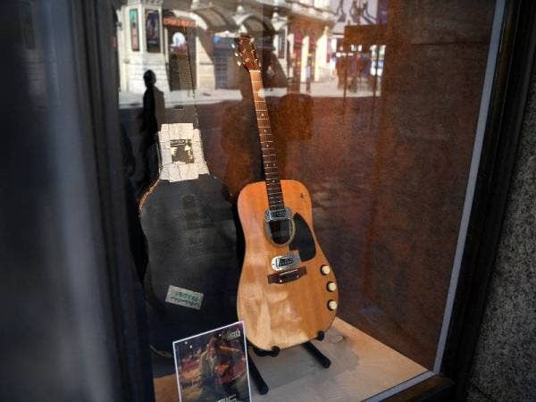 Gitar yang digunakan Kurt Kobain dalam persembahan MTV Unplugged 1993 di New York dipamerkan di Hard Rock Cafe Piccadilly Circus di tengah London. - Foto AFP