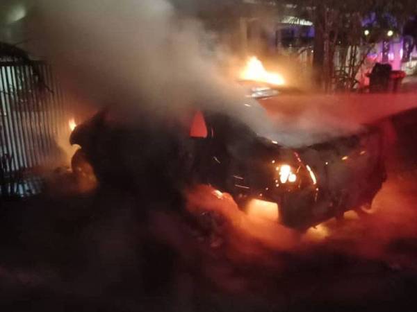 Sebuah kereta terbakar 90 peratus di Taman Cengal, Alor Setar awal pagi tadi. - Foto JBPM