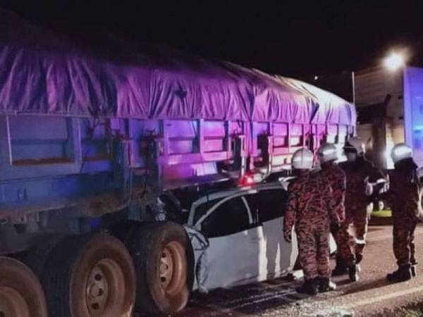 Kereta mangsa terperosok di bawah treler dalam kemalangan berhampiran RnR Pekoti Timur, Jalan Kuantan-Segamat, Muadzam Shah, malam tadi. - Foto JBPM