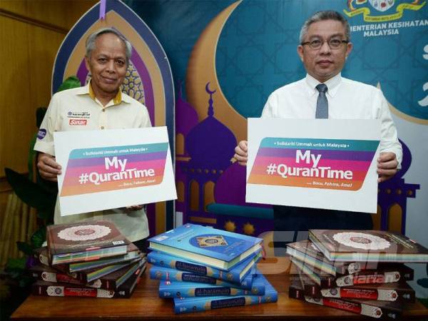 Menteri Kesihatan, Datuk Seri Dr Adham Baba (kanan) bersama Timbalan Pengerusi Kumpulan Karangkraf, Datuk Muhammad Nasir Hamzah menunjukkan plakad My #QuranTime ketika majlis penyerahan al-Quran di Kementerian Kesihatan Malaysia. - FOTO SINAR HARIAN/ROSLI TALIB
