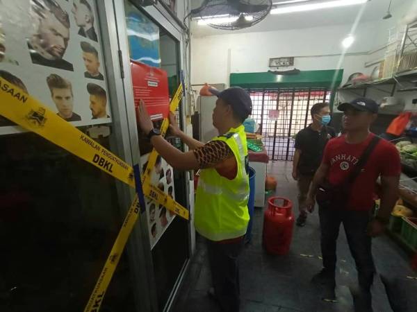 Kedai gunting rambut dikendalikan warga Bangadesh disita DBKL semalam.