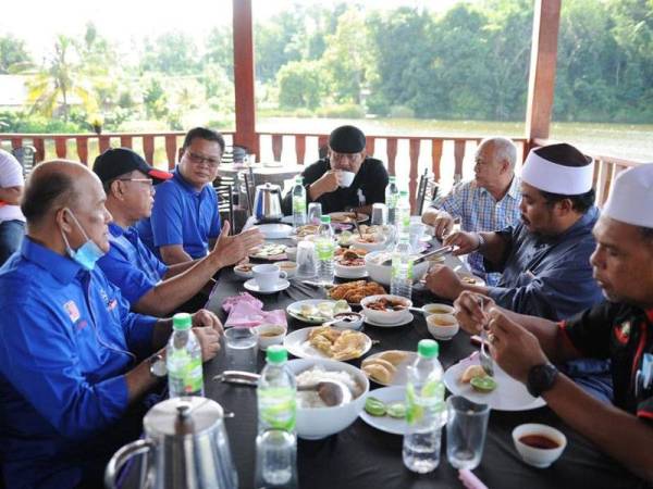Wan Rosdy (tengah,duduk kanan) bersama pemimpin BN bersarapan pagi di Restoran Taman Salaseh Paloh Hinai.