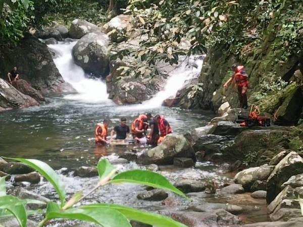 Mangsa ditemui terperangkap kira-kira tiga meter di dasar sungai.
