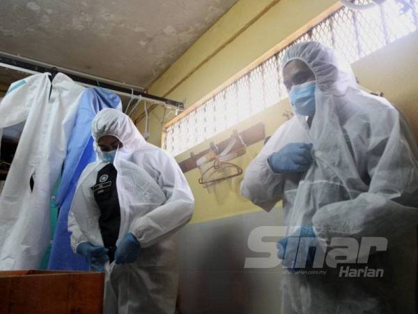 Kakitangan Jabatan Penjara turut memakai set lengkap PPE ketika membuat proses sanitasi di penjara. -Foto: ASRIL ASWANDI SHUKOR