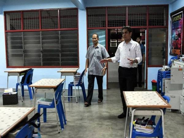 Dr Mohd Radzi(kanan) bersama Pengetua Sekolah, Norazhar Mohd Shah (kiri) meninjau SOP dan persiapan bagi pelajar Tingkatan Lima sebelum sesi persekolahan yang akan dibuka esok di Sekolah Menengah Sains Alam Shah hari ini. - Foto Bernama
