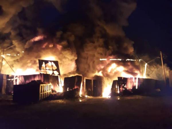 Api marak dan cepat merebak berlaku disebabkan terdapat bahan mudah terbakar di dalam kilang terbabit.