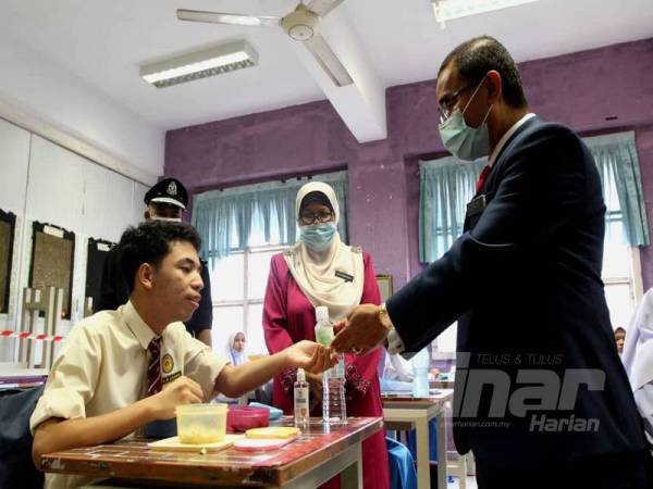 Dr Noor Azmi Ghazali (kanan) mengadakan lawatan dan tinjauan ke Sekolah Menengah Kebangsaan Putrajaya Presint 11 (1), Putrajaya hari ini, FOTO:ASRIL ASWANDI SHUKOR 