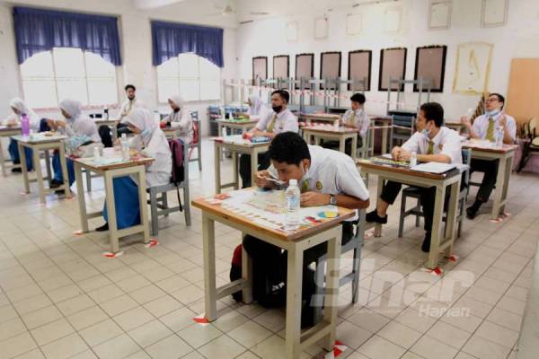 Suasana semasa lawatan dan tinjauan ke Sekolah Menengah Kebangsaan Putrajaya Presint 11 (1), Putrajaya hari ini. FOTO:ASRIL ASWANDI SHUKOR 
