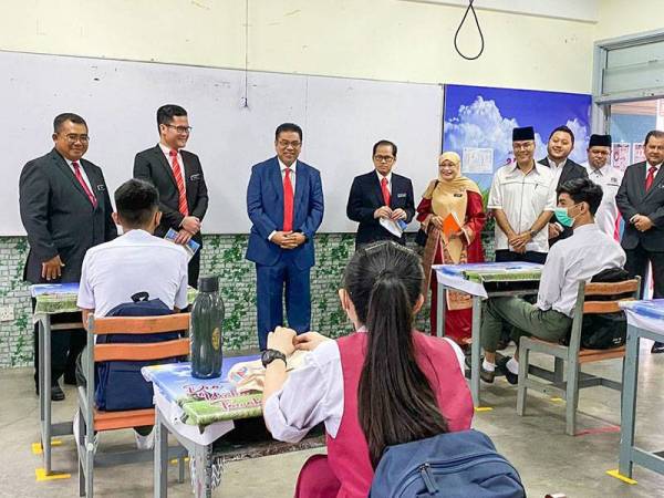 Sulaiman (tengah) sempat beramah mesra dengan pelajar Tingkatan Lima SMK Ayer Keroh hari ini.
