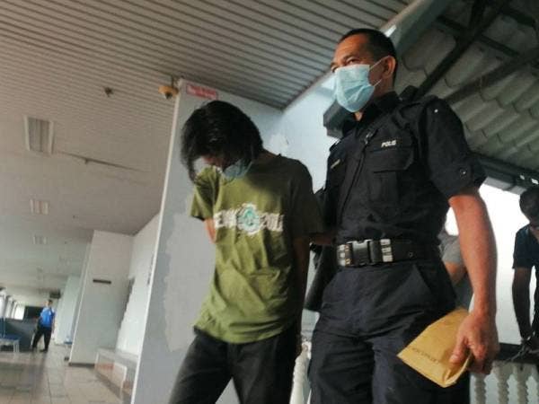 Lelaki berusia 25 tahun direman selama empat hari mulai hari ini bagi membantu siasatan kes membuang mayat bayi ke dalam saluran najis.