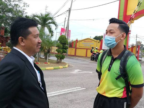 Pengarah Pendidikan Terengganu, Salim Ab Ghani beramah mesra dengan pelajar.