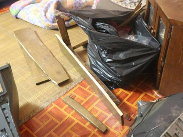 Meja kayu yang dirosakkan oleh suspek dalam kejadian itu.