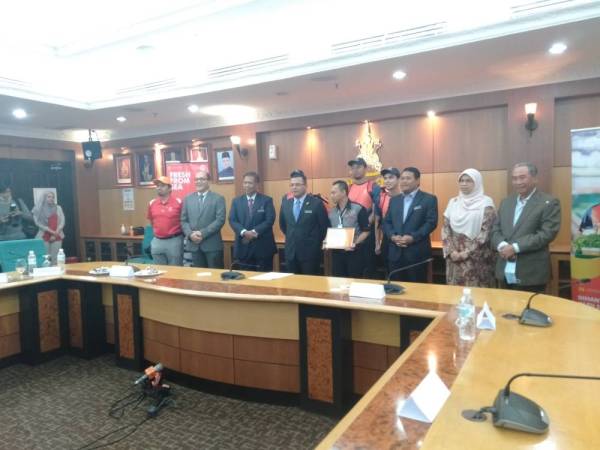 Amirudin (lima dari kanan) bergambar bersama tetamu kehormat lain selepas Majlis Pelancaran Web Portal dan aplikasi SELDEC Rider di Bilik Gerakan MTES hari ini.