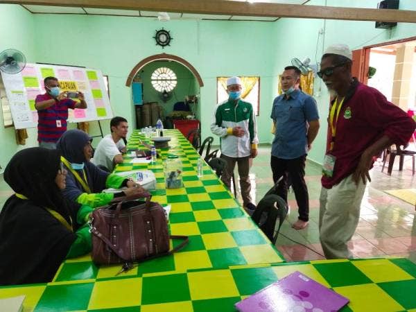 Mohd Sharim melawat Bilik Gerakan Pas di Felda Chini 4 sebagai tanda terima kasih atas sokongan padu yang diberikan.