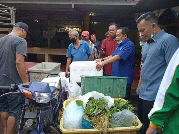 Mohd Sharim bersama Ahmad Maslan menyantuni peniaga di Pasar Awam Bandar Dara, Chini pagi tadi. - Foto Cakna Chini