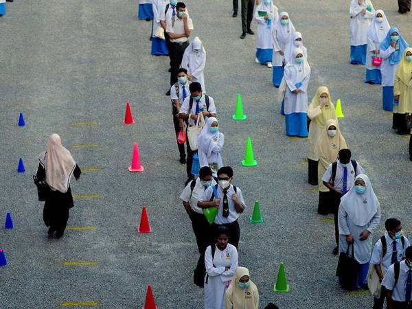 Pelajar Tingkatan Lima beratur mengikut penjarakan sosial serta memakai topeng penutup mulut dan hidung ketika tinjauan hari pertama sesi persekolahan di Sekolah Menengah Kebangsaan (SMK) Seksyen 19 hari ini. - Foto Bernama