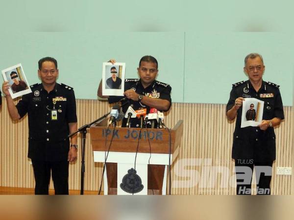 Ayob Khan menunjukkan foto suspek kes penyeludupan dadah menggunakan dron pada sidang media di IPK Johor, Johor Bahru, hari ini.