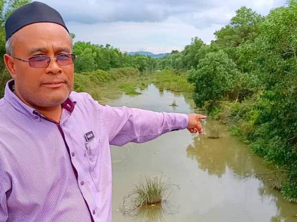 Mohd Nasaruddin menunjukkan lokasi pak bedal muncul di Sungai Telaga Gayong.