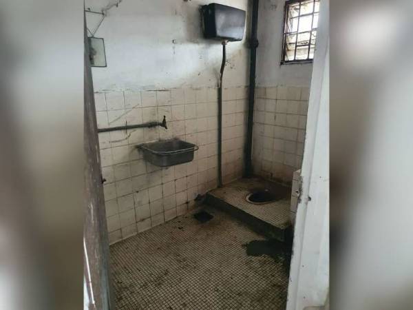 Keadaan tandas yang kotor sebuah kilang mi di sini.