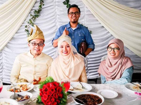 Siti Hajar bersama suaminya, Muhammad Syarafi menghadiri majlis perkahwinan sahabat mereka.