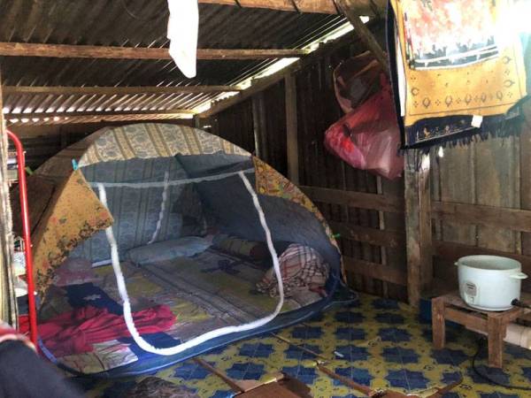 Satu ruangan di dalam rumah kecil ini menjadi tempat tidur keluarga ini dan diletakkan kelambu bagi mengelak nyamuk.