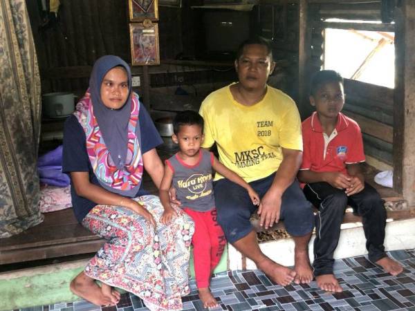 Nasarudin (dua, kanan) bersama isteri, Nur Syazana (kiri) dan anak sulung, Muhamad Hakimi serta bongsu, Nawfal Basri tinggal di dalam rumah kecil mereka.