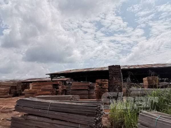 Kilang kayu diserbu Sains dan SPAN kerana disyaki membuat penyambungan air secara haram.