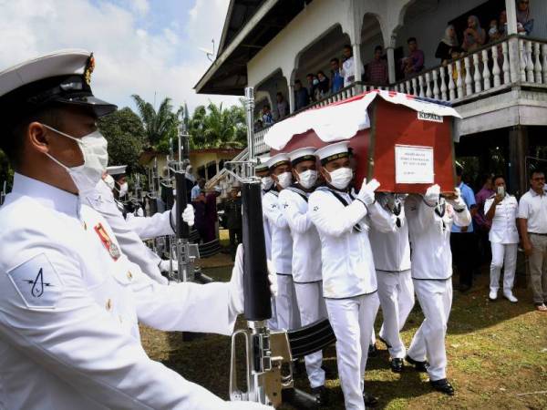 Jenazah Laskar Kanan PAP Maslim Abd Halim diusung dengan penuh istiadat ketenteraan untuk dikebumikan di Kampung Bugaya, Jalan Rancangan hari ini. - Foto Bernama