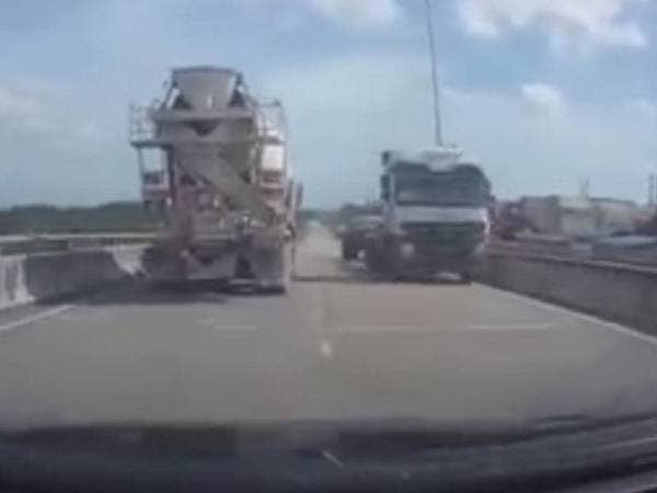 Polis menahan sebuah lori kontena yang dipandu secara melawan arus di Jalan Pelabuhan Barat, Klang, kelmarin.