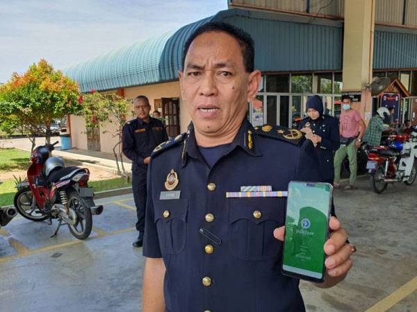 Adenan menunjukkan aplikasi haram yang kini menjadi pilihan pemandu e-hailing.