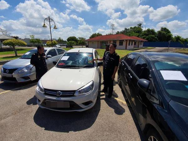 Adenan menunjukkan kenderaan yang disita oleh JPJ.