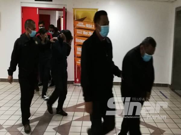 Sebahagian daripada tertuduh lelaki sambil diiringi pegawai SPRM