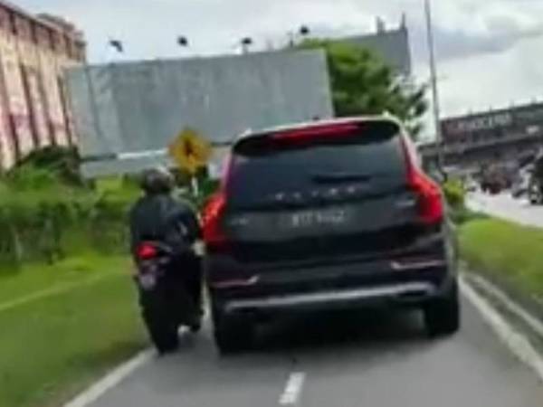 Pemandu kenderaan SUV jenis Volvo tersalah masuk ke laluan motosikal dalam kejadian di Lebuhraya Persekutuan, Petaling Jaya kelmarin.