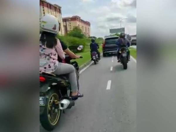 Pemandu kenderaan SUV jenis Volvo tersalah masuk ke laluan motosikal dalam kejadian di Lebuhraya Persekutuan, Petaling Jaya kelmarin.