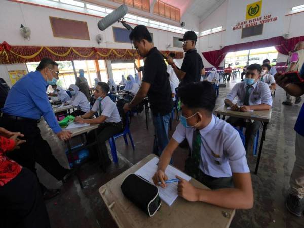 Muslimin bermesra dengan pelajar ketika mengadakan lawatan ke Sekolah Menengah Kebangsaan Syed Hassan, Perlis hari ini. - Foto Bernama