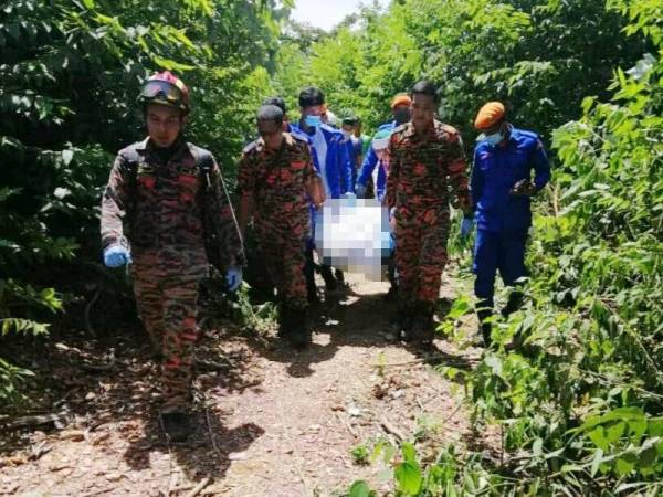 Pasukan mencari membawa mayat nelayan yang hilang di kawasan Bukit Damar, Jalan Kampung Merdeka, Tikam Batu, di sini.