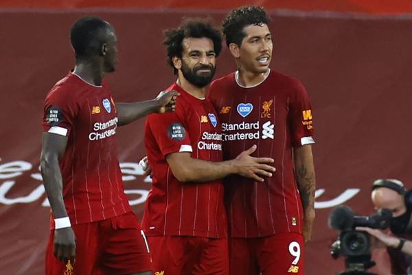 Salah (tengah) meraikan jaringannya bersama Mane (kiri) dan Roberto Firmino semasa melayan kunjungan Crystal Palace pada aksi EPL di Anfield.