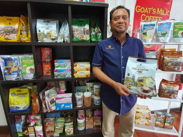 Mohd Rosidi menunjukkan produk-produk keluaran M’Dee yang dihasilkan syarikatnya.