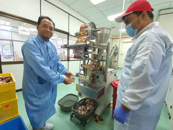 Mohd Zaki menunjukkan Penang Best Classic White Coffee.