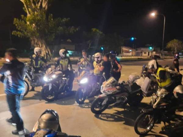 Kelima-lima suspek ditahan polis dari Bahagian Siasatan Jenayah Ibu Pejabat Polis Daerah (IPD) Kota Setar kira-kira jam 5 pagi tadi.