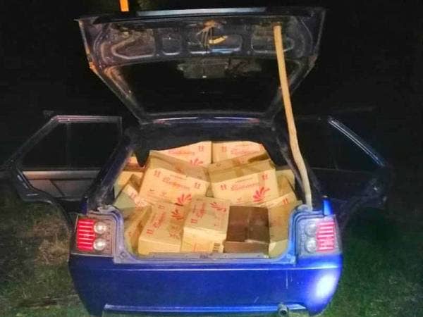 Dua kenderaan yang ditahan dalam dua serbuan berasingan di Kampung Bendang Pak Yong, semalam.